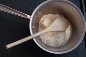 Comment préparer un roux blanc et une sauce béchamel - ajouter la farine au beurre