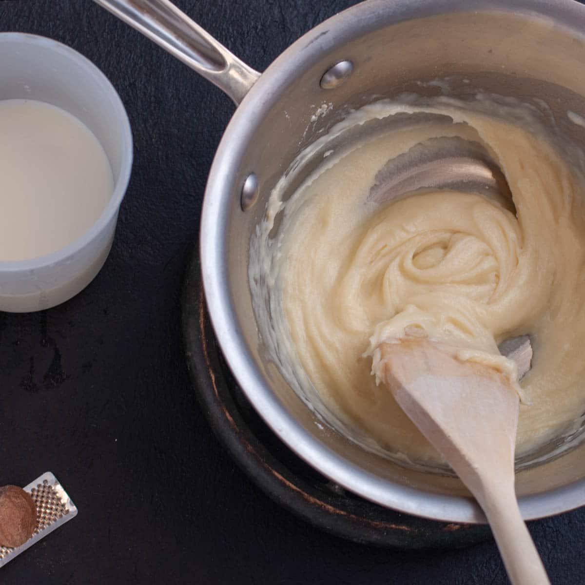 Comment préparer un roux blanc et une sauce béchamel - en-tête