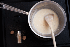 Comment préparer un roux blanc et une sauce béchamel - incorporer la noix de muscade