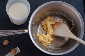 Comment préparer un roux blanc et une sauce béchamel - mélanger le beurre et la farine