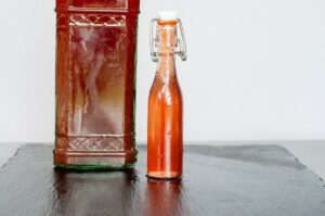 Comment préparer une liqueur de fraises fraîches maison - Mettre en petites bouteilles