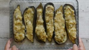 Courgettes et aubergines farcies végétariennes (Verdure ripiene) - Disposer les aubergines au plat