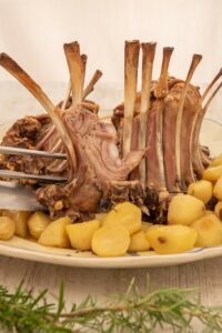 Couronne d'agneau au romarin et au vin blanc - Découper la couronne d'agneau