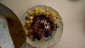 Couronne d'agneau au romarin et au vin blanc - Napper l'agneau avec le jus