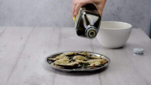 Cozze gratinate (moules gratinées à l'italienne) - Arroser les moules d'huile d'olive