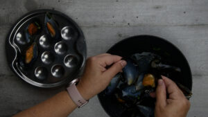 Cozze gratinate (moules gratinées à l'italienne) - Disposer les moules sur la plaque
