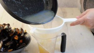 Cozze gratinate (moules gratinées à l'italienne) - Filtrer le jus de cuisson