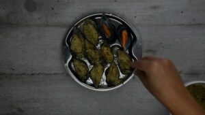Cozze gratinate (moules gratinées à l'italienne) - Garnir les moules de chapelure