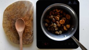 Dessert Mont-Blanc - Châtaignes épluchées dans la casserole