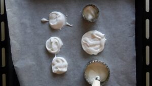 Dessert Mont-Blanc - Pochage des disques de meringue