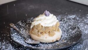 Dessert Mont-Blanc - Saupoudrage final de sucre glace