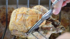 Dîner de poulet rôti allégé - Retourner le poulet pendant cuisson