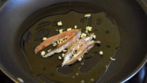 Épinards italiens faciles sautés à l'ail - ajouter les filets d'anchois