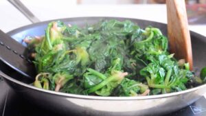 Épinards italiens faciles sautés à l'ail - remuer pour une cuisson uniforme
