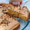 Gâteau à la confiture d'abricots et au glaçage à la guimauve - en-tête