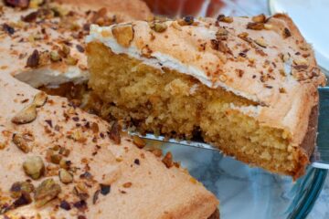 Gâteau à la confiture d'abricots et au glaçage à la guimauve - en-tête