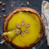 Gâteau aux amandes Suksesskake à la crème pâtissière - en-tête