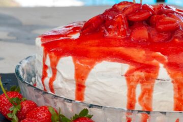 Gâteau d'anniversaire facile aux fraises façon shortcake à étages - en-tête