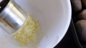 Gnocchis végétaliens italiens authentiques faits maison aux patates douces - Passer les pommes de terre au tamis