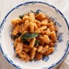 Gnocchis végétaliens italiens authentiques faits maison aux patates douces - en-tête