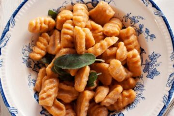 Gnocchis végétaliens italiens authentiques faits maison aux patates douces - en-tête