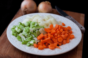 Gratin de cabillaud, saumon, noix de Saint-Jacques et crevettes - Couper les légumes en morceaux
