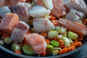 Gratin de cabillaud, saumon, noix de Saint-Jacques et crevettes - Déposer les morceaux de poisson