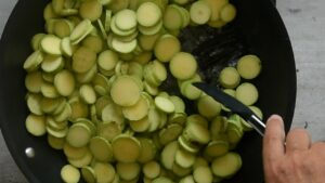 Gratin de pommes de terre et de courgettes trombetta (Teglia di patate e « trombette ») - Ajouter les courgettes en rondelles