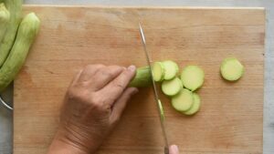 Gratin de pommes de terre et de courgettes trombetta (Teglia di patate e « trombette ») - Couper les courgettes en rondelles