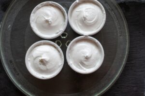 Île flottante facile - cuisez les meringues au micro ondes