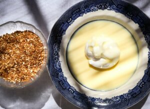 Île flottante facile - déposez la meringue sur crème