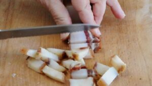 La carbonara que nous préparions à Rome dans les années 1970 - Couper le guanciale en lanières