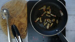 La carbonara que nous préparions à Rome dans les années 1970 - Faire dorer le guanciale croustillant