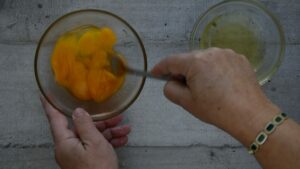 La carbonara que nous préparions à Rome dans les années 1970 - Fouetter les œufs au bol