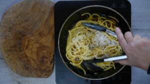 La carbonara que nous préparions à Rome dans les années 1970 - Mélanger pour lier la sauce