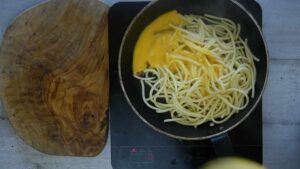 La carbonara que nous préparions à Rome dans les années 1970 - Verser les œufs battus
