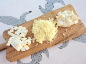 Lasagnes traditionnelles faciles sans précuisson à la béchamel - découpe des tranches de mozzarella