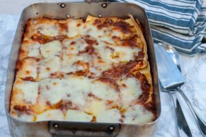 Lasagnes traditionnelles faciles sans précuisson à la béchamel - plat de lasagnes cuit au four