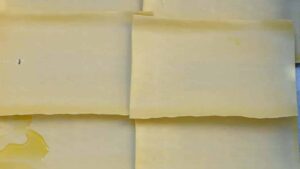 Lasagnes traditionnelles faciles sans précuisson à la béchamel - première couche de pâtes lasagnes