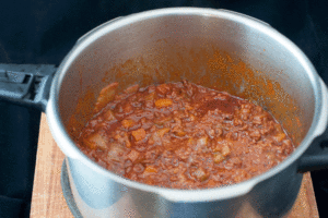 Lasagnes traditionnelles faciles sans précuisson à la béchamel - sauce bolognaise cuite en autocuiseur