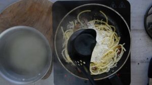 Les pâtes alla gricia préparées à Rome dans les années 70 - Ajouter de l'eau de cuisson