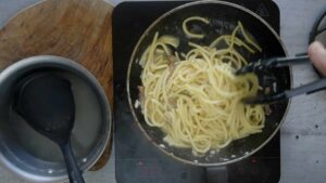 Les pâtes alla gricia préparées à Rome dans les années 70 - Créer une émulsion crémeuse