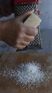 Les pâtes alla gricia préparées à Rome dans les années 70 - Râper finement le pecorino