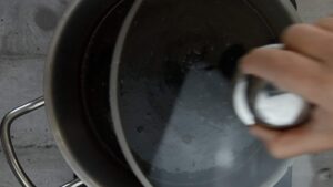 Liqueur de chocolat maison crémeuse, sans produits laitiers et de longue conservation - Couvrez et laissez refroidir