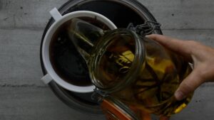 Liqueur de chocolat maison crémeuse, sans produits laitiers et de longue conservation - Filtrez l'alcool vanillé dedans