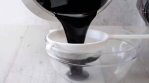 Liqueur de chocolat maison crémeuse, sans produits laitiers et de longue conservation - Filtrez le sirop au tamis