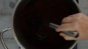 Liqueur de chocolat maison crémeuse, sans produits laitiers et de longue conservation - Incorporez le cacao au sirop
