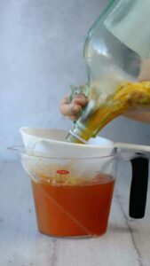 Liqueur d'orange maison façon curaçao - Filtrer l'alcool infusé