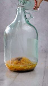 Liqueur d'orange maison façon curaçao - Verser l'alcool dans le bocal