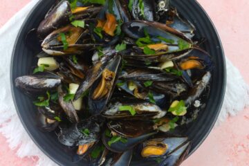 Moules à la marinara ou « Mpepata di cozze » (moules poivrées à l'italienne) - en-tête